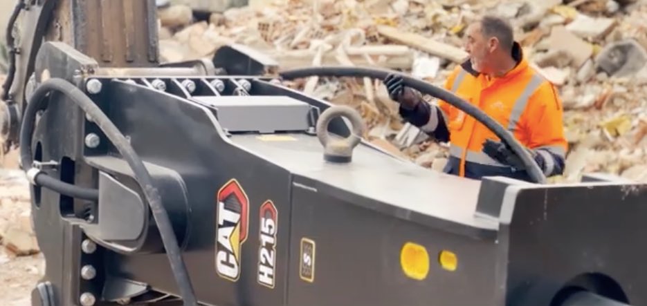 noticias maquinaria Finanzauto entrega el martillo Cat® H215S para HERCAL DIGGERS S.L.