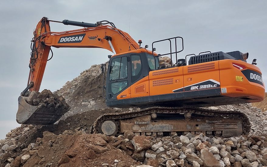 noticias maquinaria Dos excavadoras Doosan en una planta de reciclaje