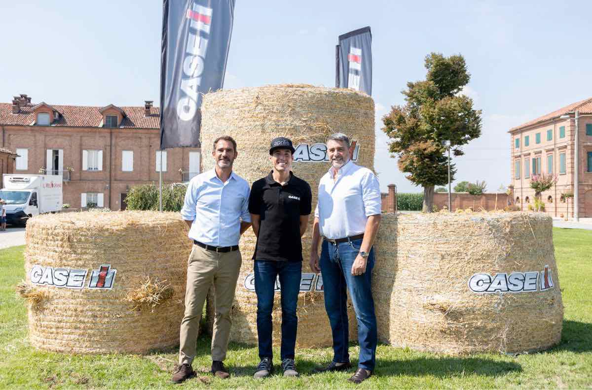 noticias maquinaria Aleix Espargaró con CASE IH y Aprilia