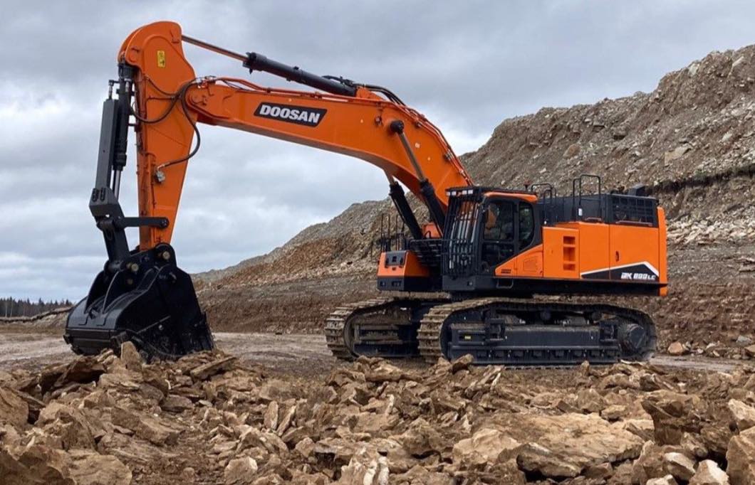 noticias maquinaria Dos excavadoras pesadas Doosan
