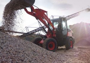 noticias maquinaria Apollo Tyres lanza dos neumáticos radiales para maquinaria compacta