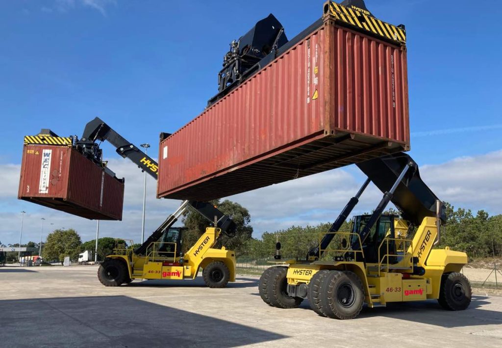 noticias maquinaria GAM Portugal suministra a Navigator dos ReachStackers HYSTER