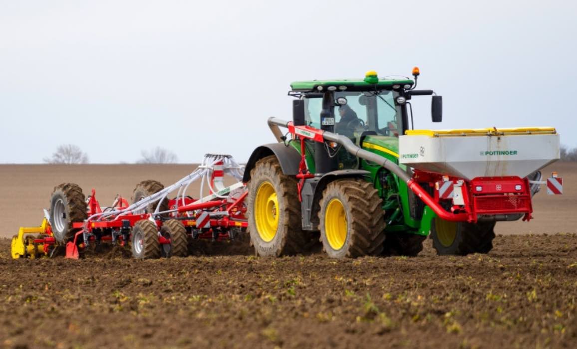 noticias maquinaria PÖTTINGER TERRIA con equipo fertilizante y AMICO F