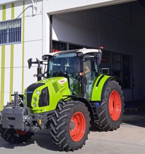 noticias maquinaria Entrega de un tractor CLAAS ARION 440