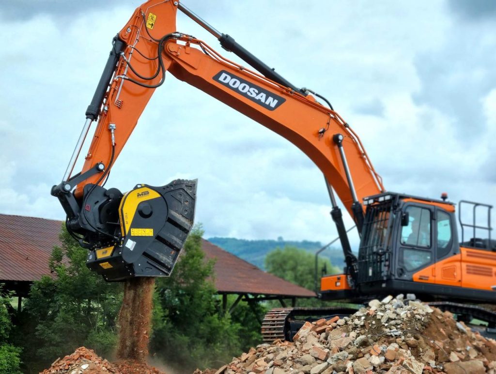 noticias maquinaria cuchara trituradora MB Crusher en el reciclaje