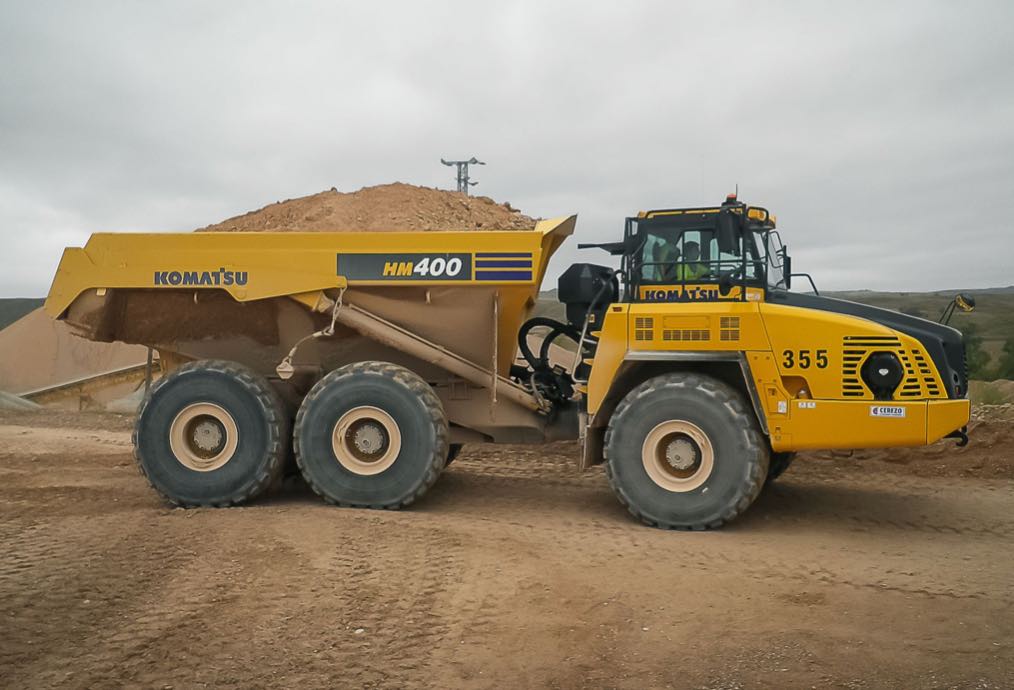 noticias maquinaria entregas de dúmperes articulados Komatsu HM400-5E0