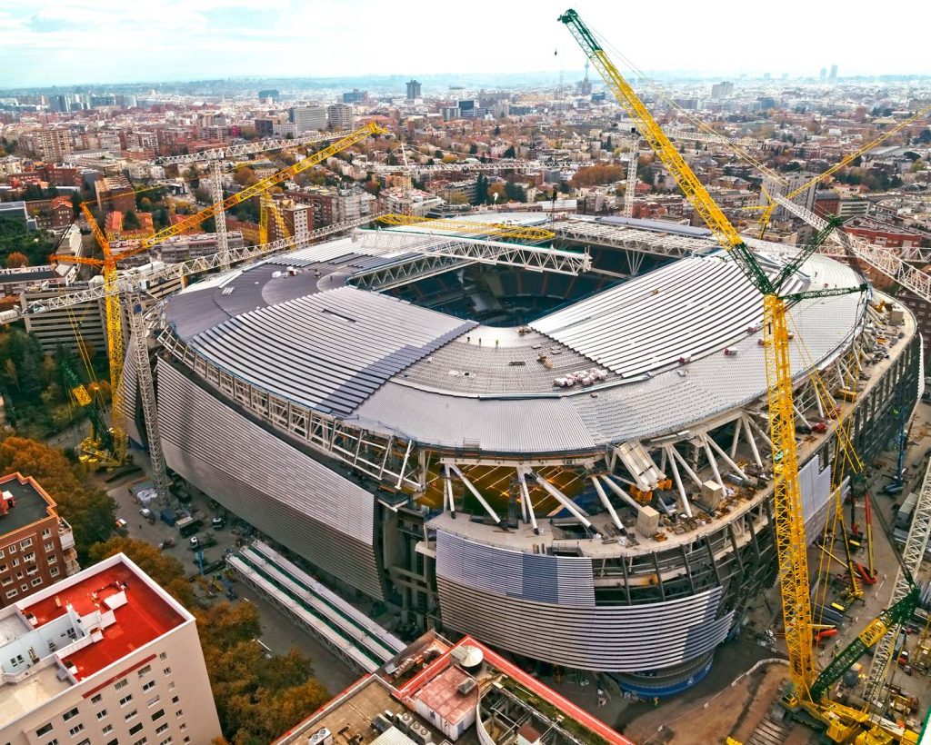 noticias maquinaria Grúas Aguilar monta la cubierta retráctil del Bernabéu con Liebherr