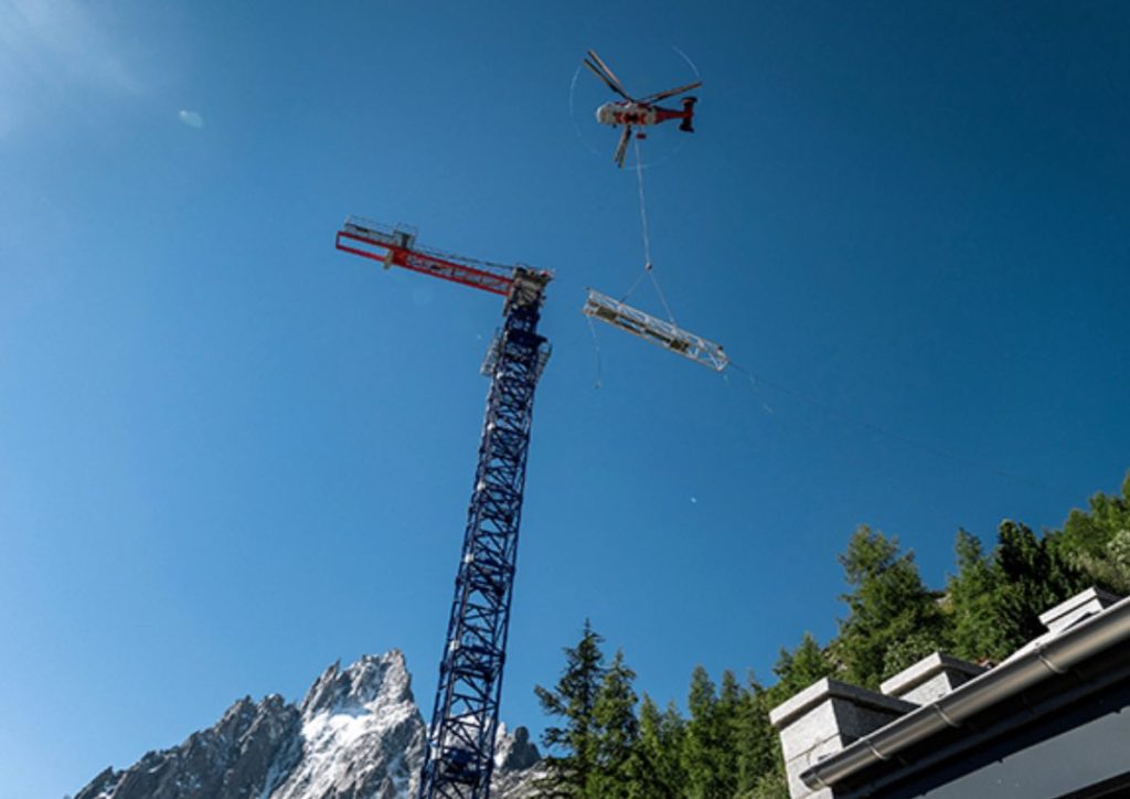 noticias maquinaria La grúa Flat Top de Liebherr trabaja en el Mont Blanc