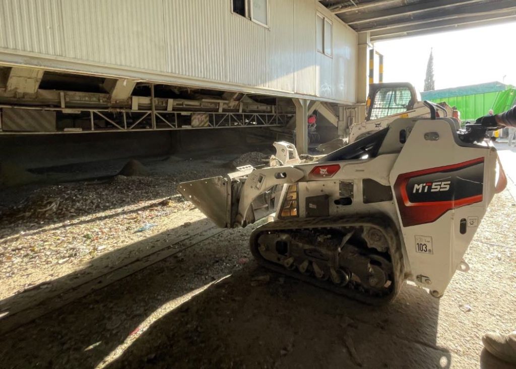 noticias maquinaria Minicargadora Bobcat, solución ideal en una planta de tratamiento y reciclaje de vidrio