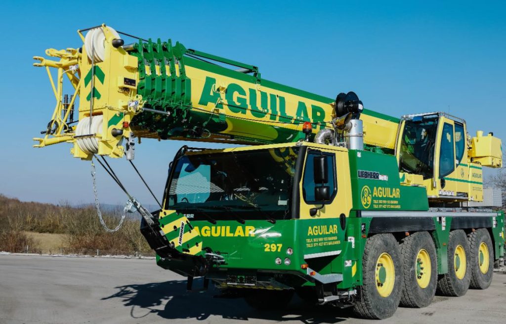noticias maquinaria Grúas Aguilar invierte en grúas móviles nuevas de Liebherr