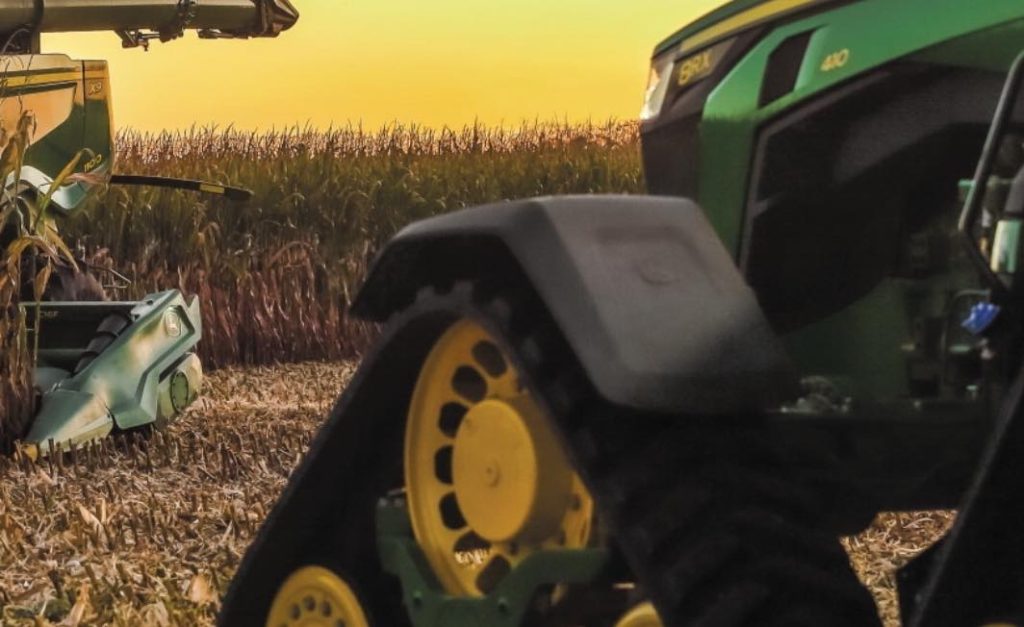 noticias maquinaria John Deere industria inteligente con Azure Arc.