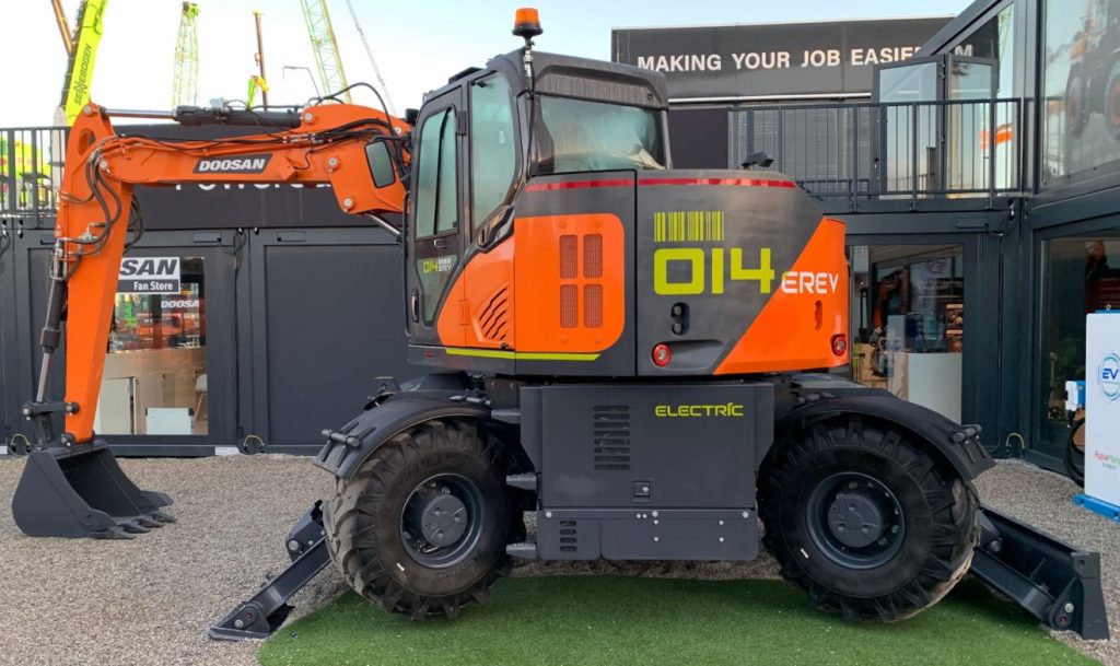 noticias maquinaria Doosan en SaMoTer estrena la nueva marca DEVELON