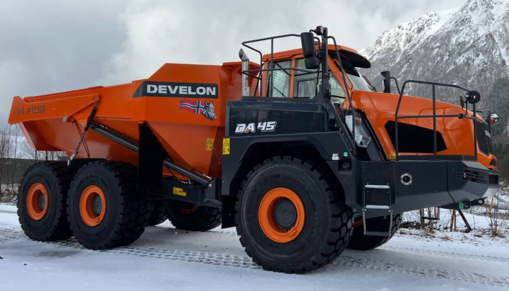 noticias maquinaria producción el ADT número 10.000 con colores DEVELON