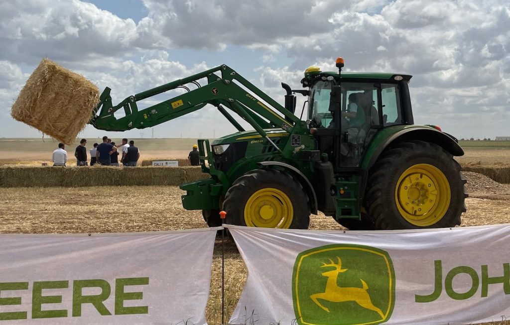 noticias maquinaria El tractor 6140M de John Deere mueve pacas en Demoagro 