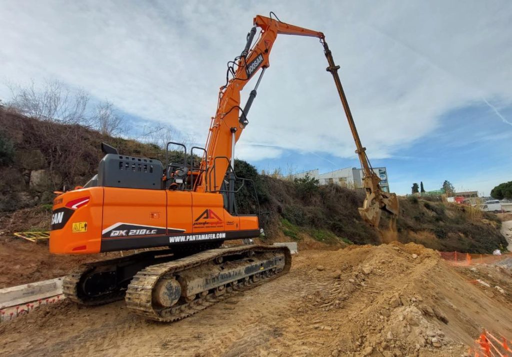 noticias maquinaria Excavadora de cadenas Doosan DX210LC develon