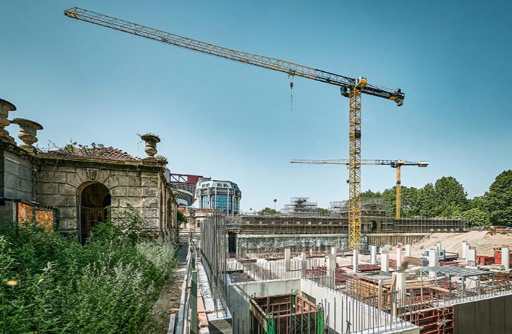 noticias maquinaria Grúas Liebherr en el balneario termal neutro en Milán
