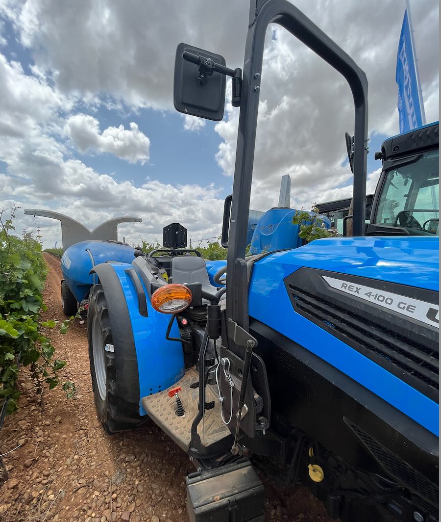 noticias maquinaria El tractor Landini REX 4100 GE en la viña de Demoagro 2023