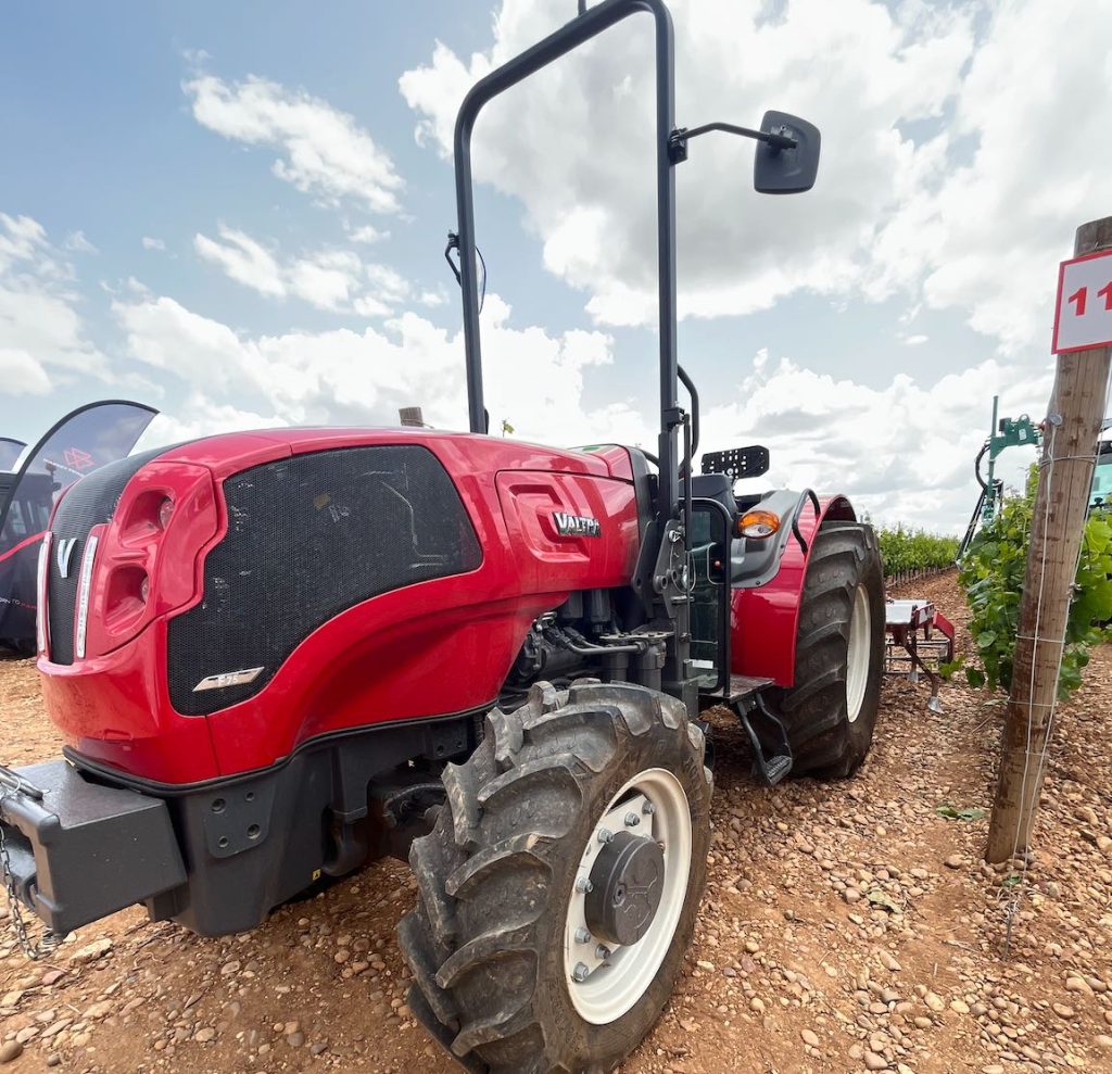 noticias maquinaria El tractor Valtra F75 ha estado en las viñas de Demoagro