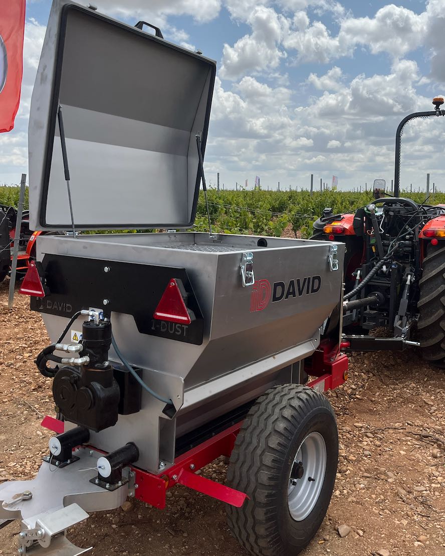 noticias maquinaria ID-DAVID lleva a la viña de Demoagro su azufradora I-DUST