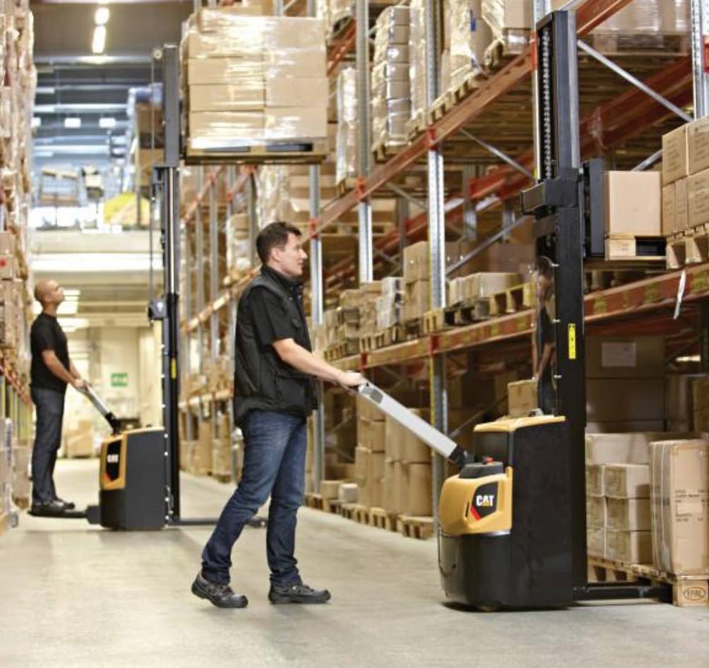 noticias maquinaria Nueva gama de apiladores con plataforma de alta resistencia de Cat® Lift Trucks