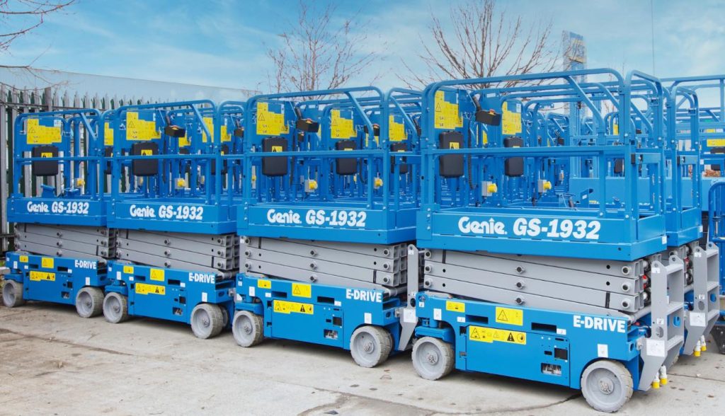 noticias maquinaria Genie entrega 100 plataformas de tijera GS™-1932 E-Drive a HSS Hire