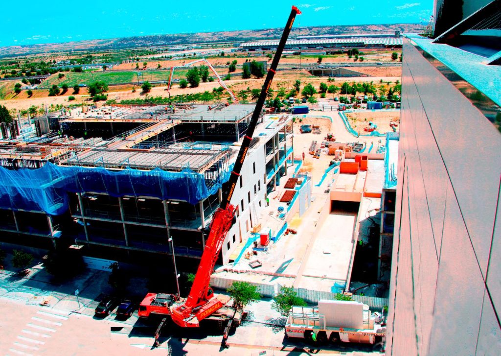 noticias maquinaria Grúas Poncal trabaja con sus grúas Liebherr en Madrid