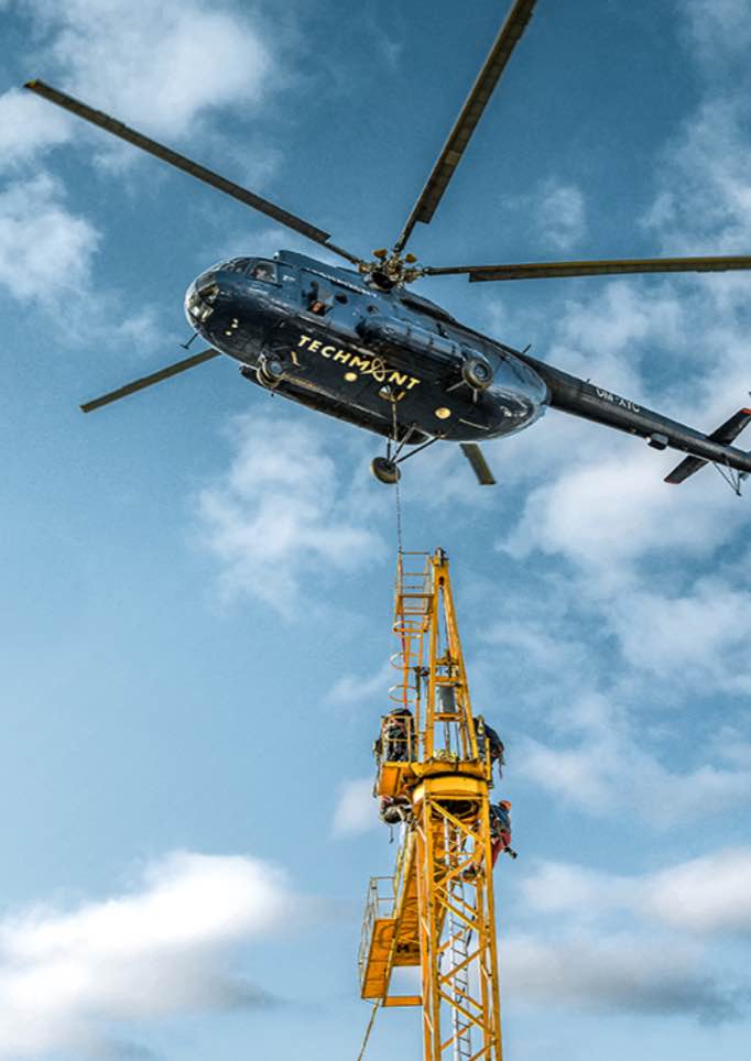 noticias maquinaria Un helicóptero lleva una grúa Liebherr al casco antiguo de Bratislava