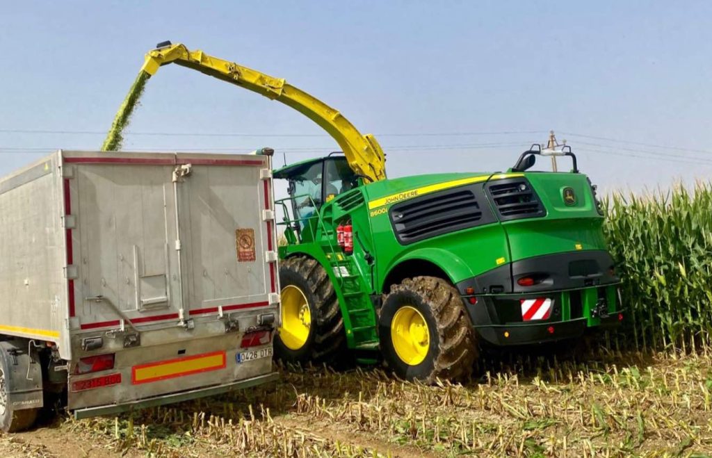 noticias maquinaria Agronimer entrega una picadora de forraje John Deere 8600i