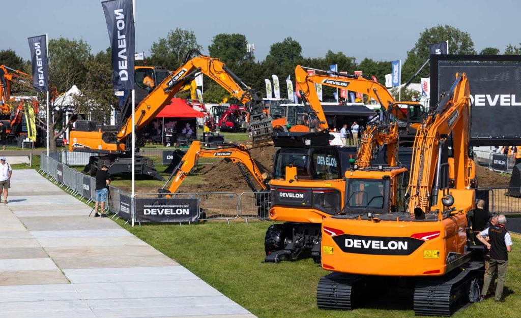 noticias maquinaria Develon celebra su debut en Plantworx con el premio a la mejor demo