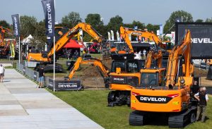 noticias maquinaria Develon celebra su debut en Plantworx con el premio a la mejor demo
