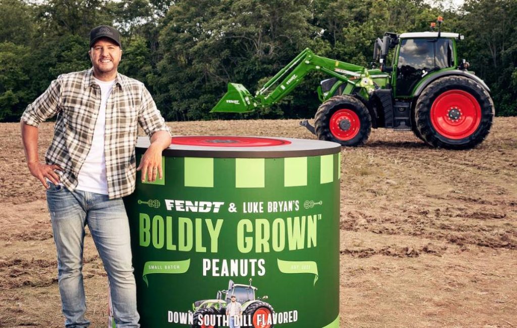 noticias maquinaria Fendt y Luke Bryan colaboran para cosechar maní de edición limitada