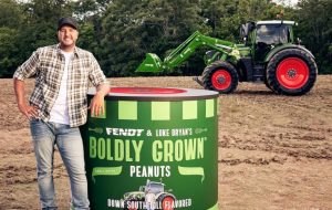 noticias maquinaria Fendt y Luke Bryan colaboran para cosechar maní de edición limitada