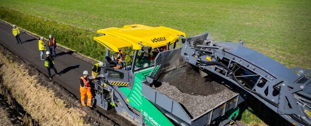 noticias maquinaria Tren de reciclado en frío con la nueva extendedora SUPER 2100-5i Vögele