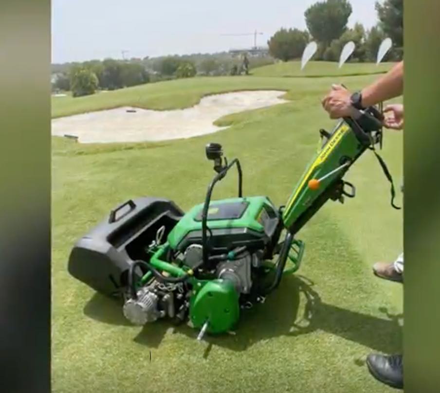 noticias maquyinaria Golf John Deere green 225 E-CutTM