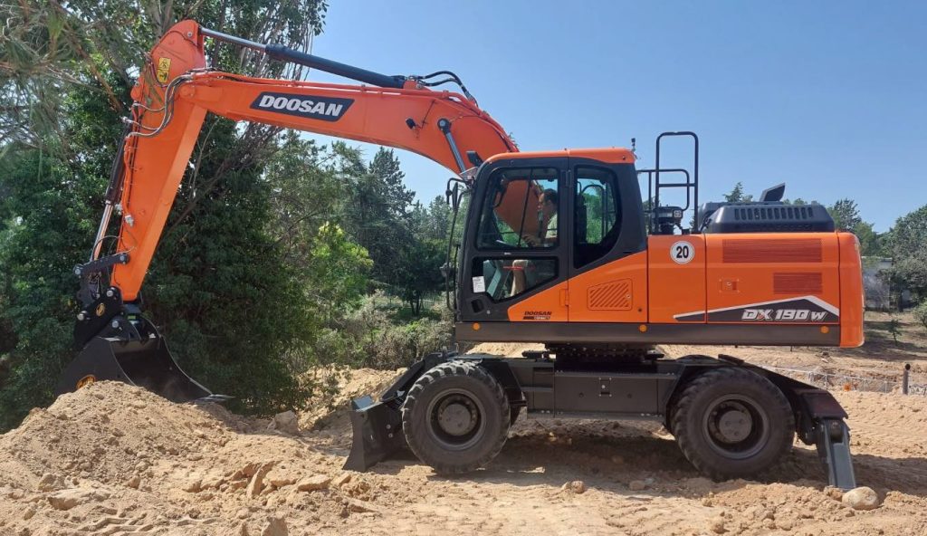 noticias maquinaria Excavadora de ruedas Develon DX190W-7