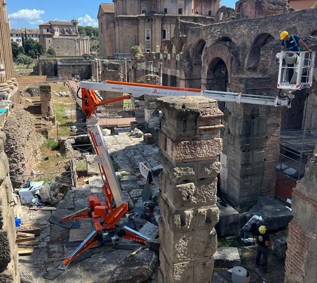 noticias maquinaria Una plataforma Multitel SMX 250 en los Foros Imperiales en Roma