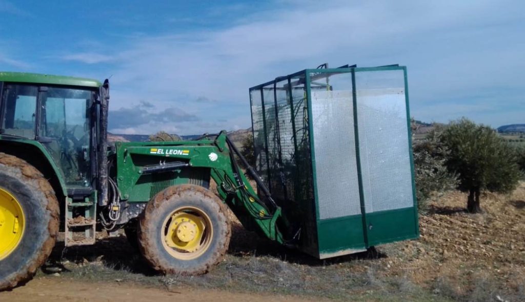 noticias maquinria Un socio de APAG patenta una máquina para varear olivos