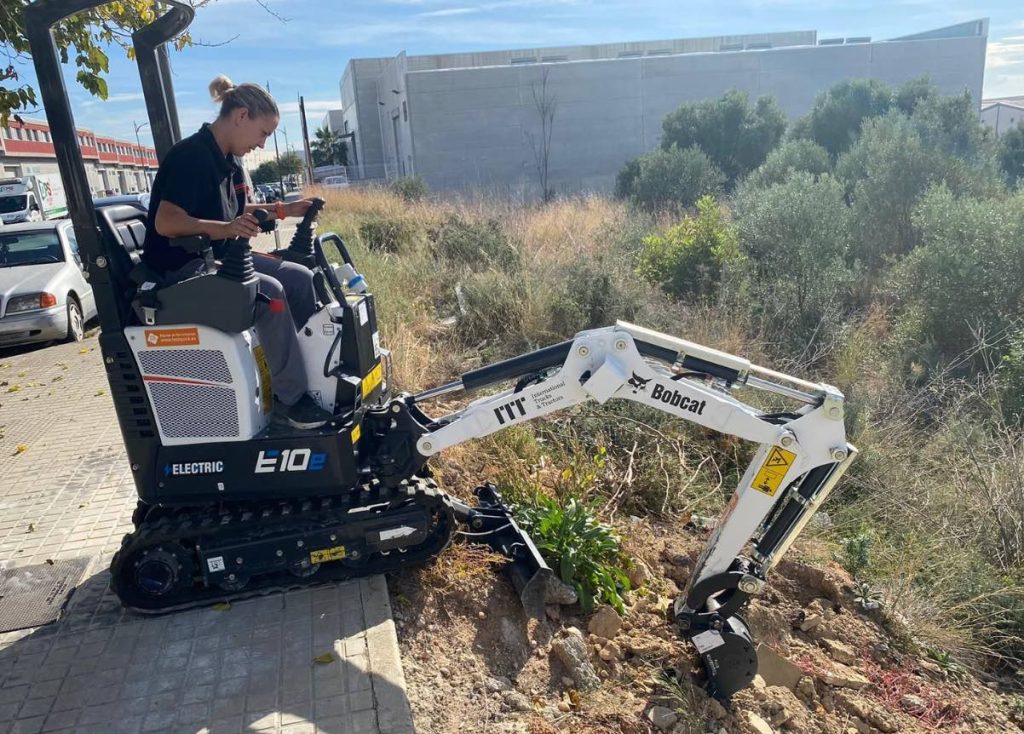 noticias maquinaria Bobcat entrega la primera miniexcavadora eléctrica en España a ToolQuickAlquiler