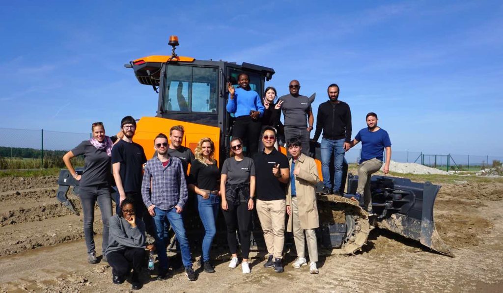noticias maquinaria Curso de formación en dózer para el Equipo DEVELON