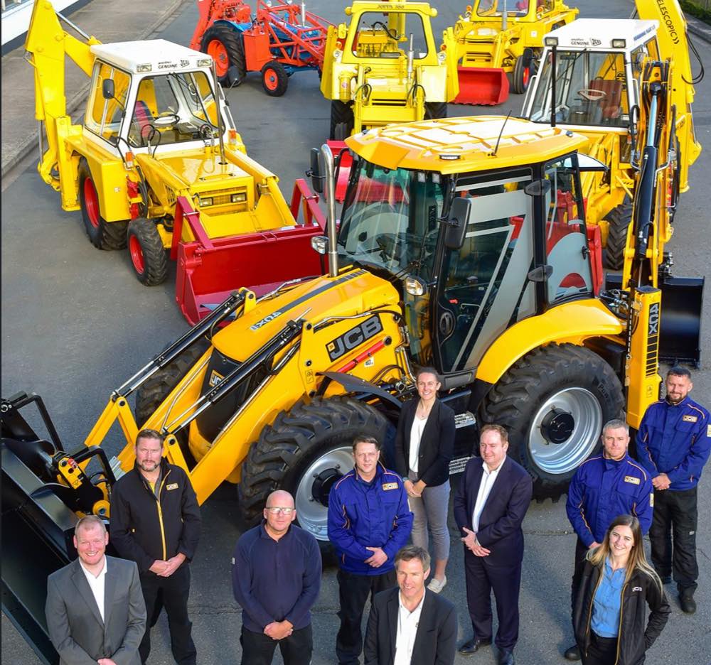 noticias maquinaria JCB celebra 70 años de su icónica retroexcavadora