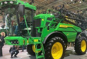 noticias maquinaria John Deere presenta el nuevo pulverizador autopropulsado 300M-2
