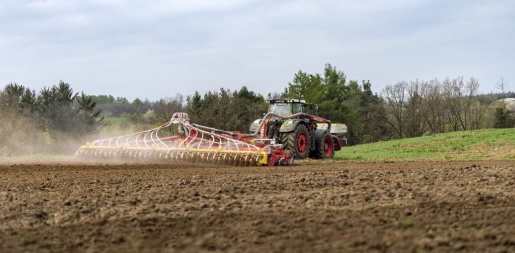 noticias maquinaria Las gradas TERRADISC de Pöttinger con sistema de distribución para AMICO F