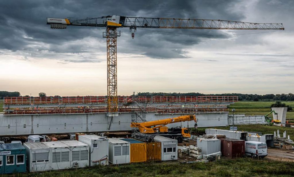 noticias maquinaria Construcción de puentes con grúa torre Liebherr