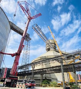noticias maquinaria Dos grúas Tadano levantan estructura de acero en tándem