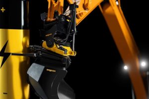 noticias maquinaria ENGCON presenta en Intermat sistema de rotor basculante EC319