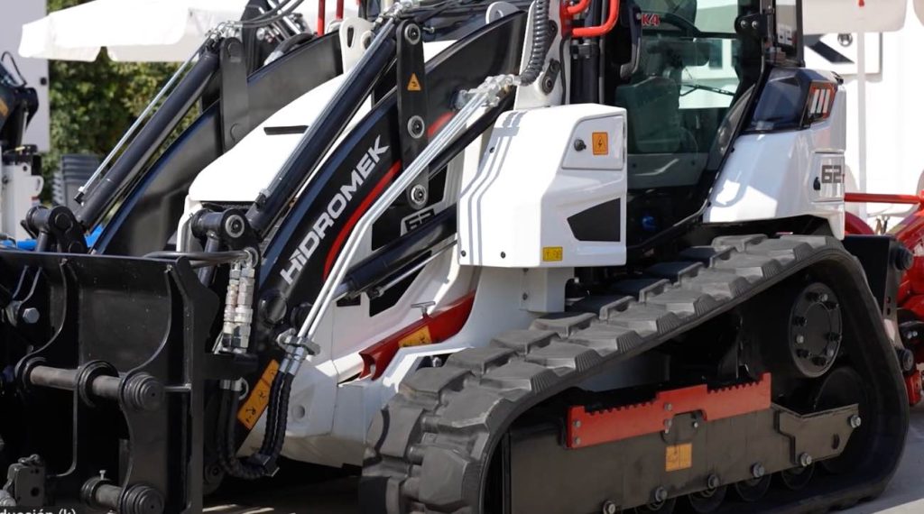 noticias maquinaria Hidromek en Intermat con su mini retrocargadora HMK 62 TC
