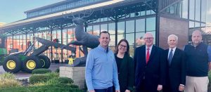 noticias maquinaria John Deere Construction & Forestry hace una donación a AED