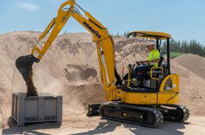 noticias maquinaria Komatsu presenta la nueva miniexcavadora eléctrica PC33E-6 en Intermat 2024