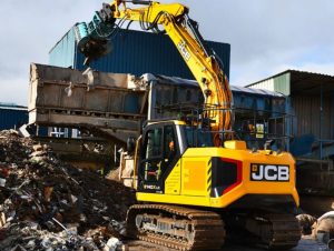 noticias maquinaria La excavadora de orugas JCB 140X para clasificar y cargar residuos