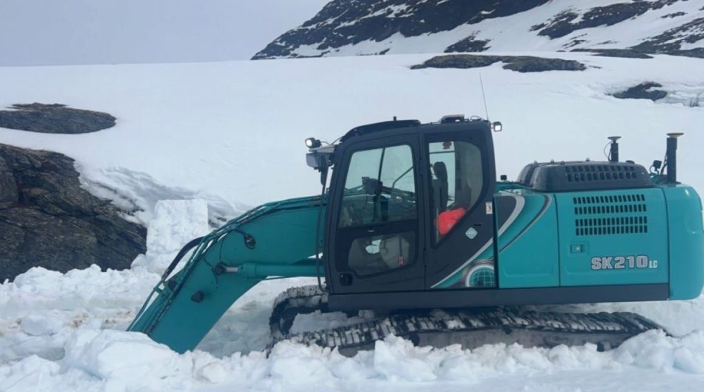 noticias maquinaria Dos SK210 de Kobelco allanan el camino